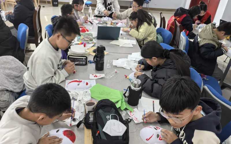 巧手染紋學(xué)臉譜 童心塑物探新知