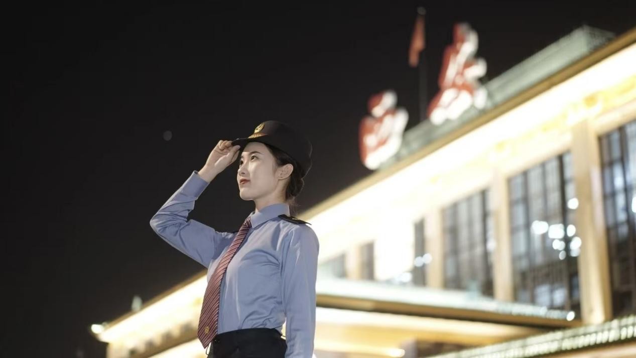 山東大學(xué)（威海）青軌新象調(diào)研團(tuán)采訪西鐵客運(yùn)員蘇楷淇