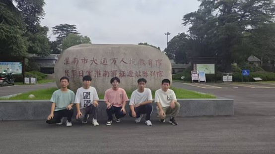 安工大學子進教育館實踐組圖稿