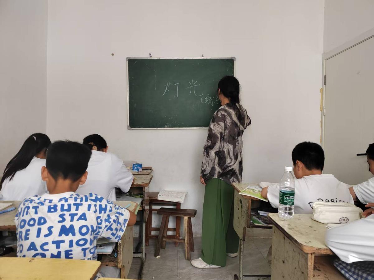 詩(shī)意課堂：當(dāng)古典詩(shī)詞遇見(jiàn)鄉(xiāng)村童心的教育實(shí)驗(yàn)