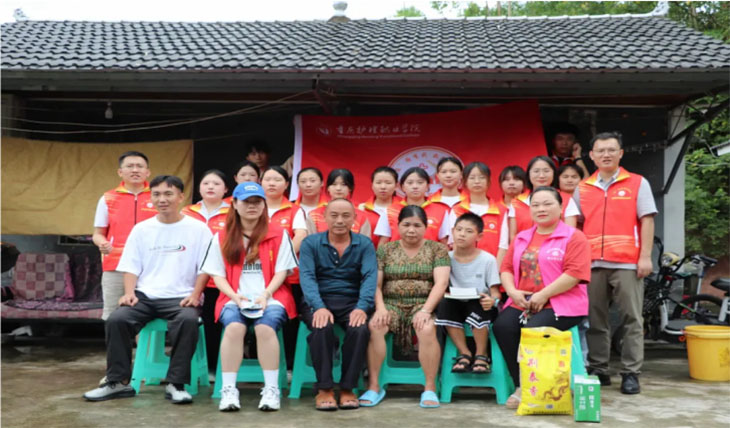 “護康”青春行暑期社會實踐丨“醫(yī)”路有我·數(shù)智助康實踐團開展“護康”青春行之“一帶一·一幫一”暑期社會實踐活動