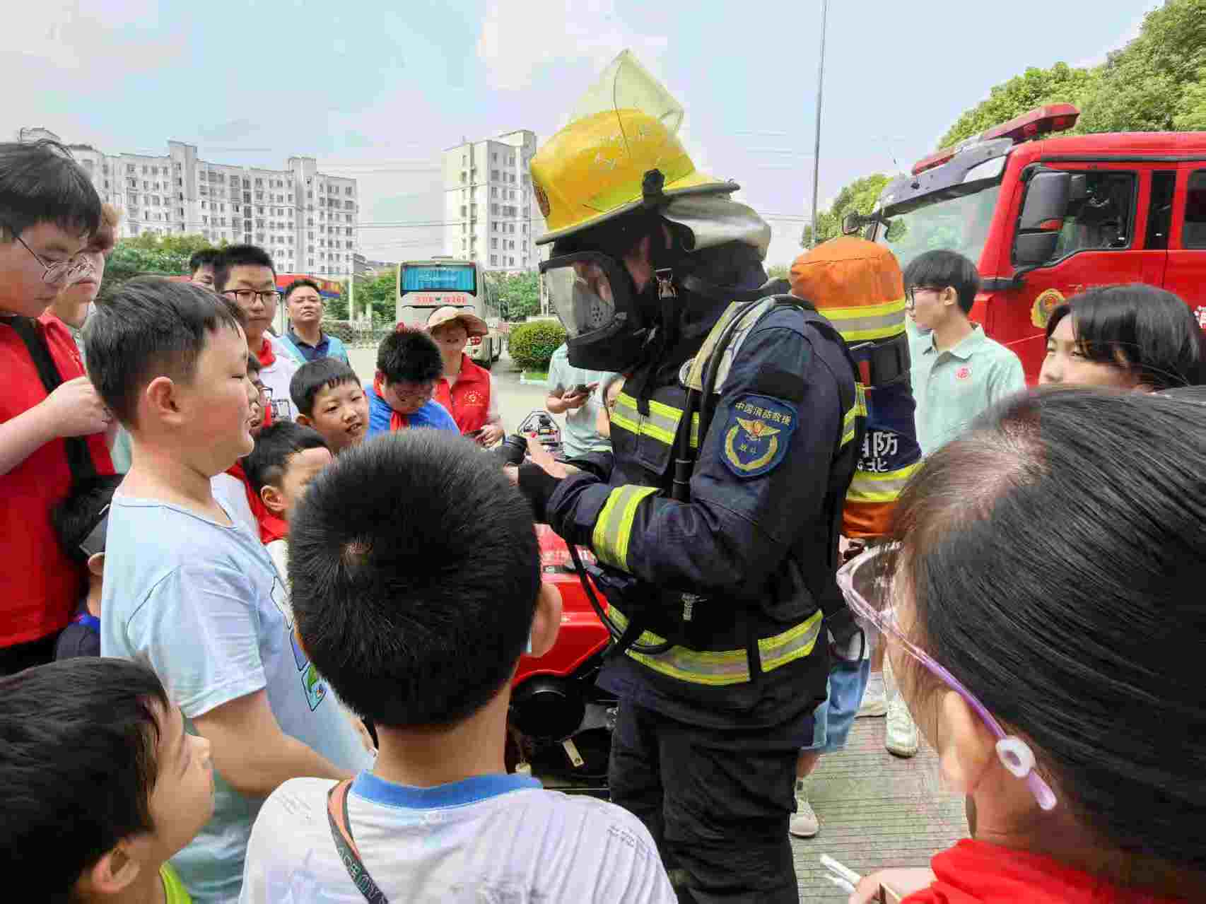 “火焰藍”守護安全，“中國紅”滋養(yǎng)童心-常州大學(xué)學(xué)子溧陽支教行