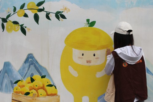 ?青春繪就"橙"色夢想——手繪藝術(shù)賦能鄉(xiāng)村振興新圖景