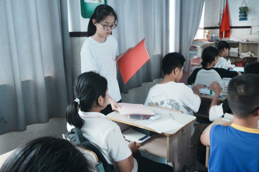 寧大學子“五育并舉”之美育篇：剪拼現(xiàn)真情，繪就蒼南味