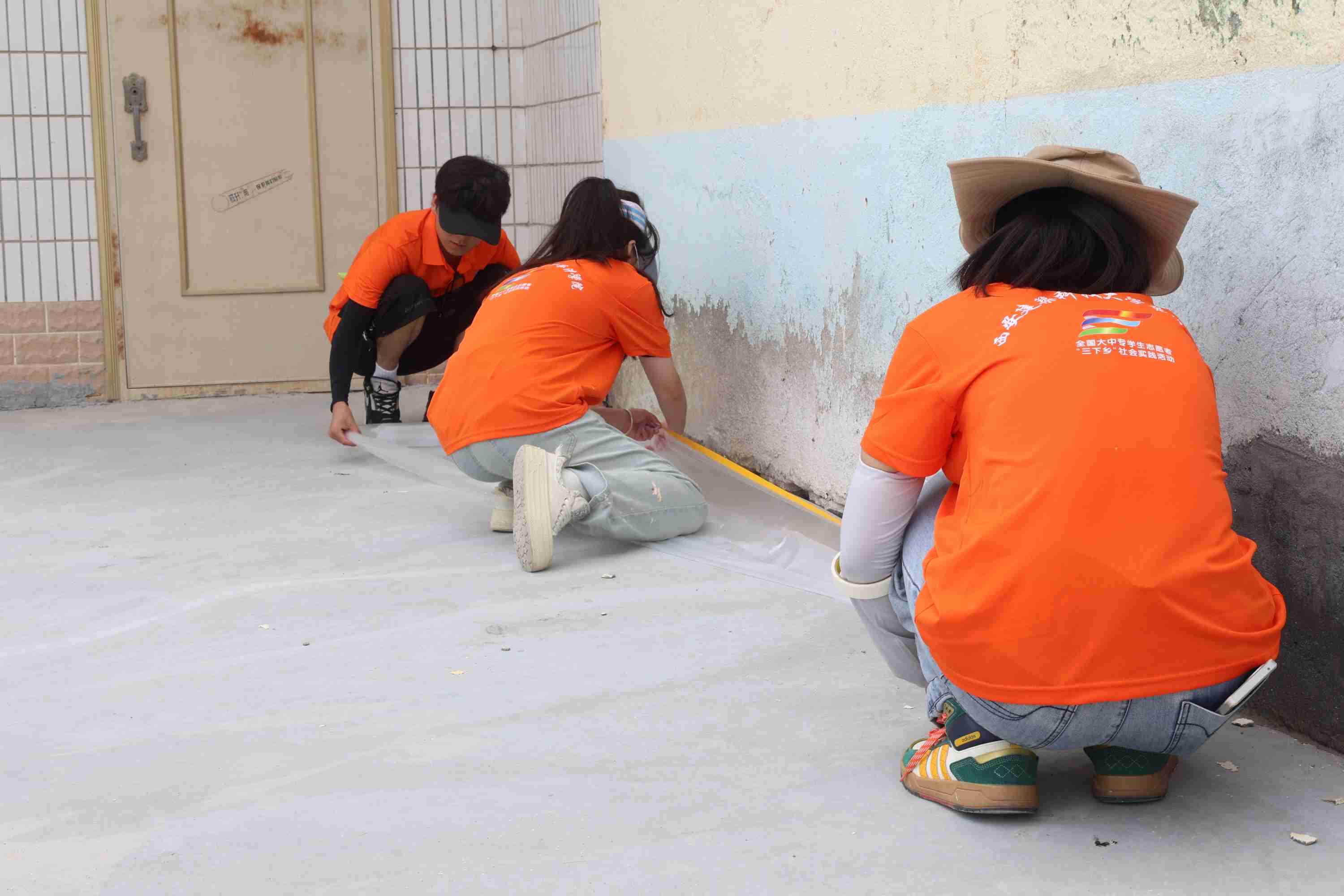 青春的畫(huà)筆，鄉(xiāng)村的舞臺(tái)： 西安建筑科技大學(xué)華清學(xué)院在行動(dòng)