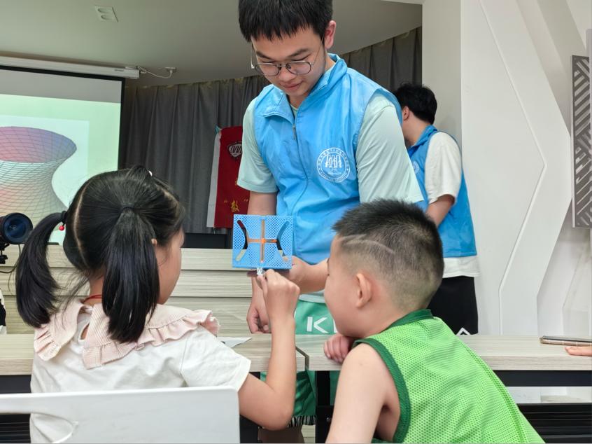 “數(shù)”解世界，啟迪智慧——赴湘潭市 雨湖區(qū)三義井社區(qū)實(shí)踐數(shù)學(xué)智趣課堂