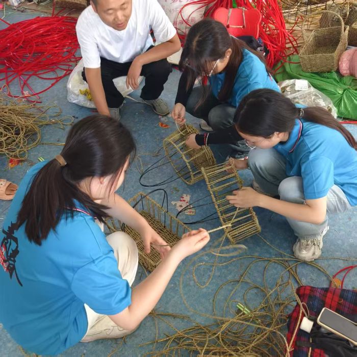 巢院學(xué)子三下鄉(xiāng)：柳編工坊學(xué)藝 尋常巷陌遇匠心