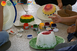 廣州新華學(xué)院藝路向汕社會(huì)實(shí)踐隊(duì)支教南澳行：繪草帽綺夢(mèng)，塑黏土奇遇