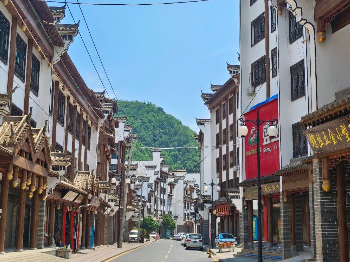 千年夯土蘊(yùn)綠智，百梁穿斗啟新生：長安大學(xué)赴陜西商洛“智慧營建·綠映商山”暑期社會(huì)實(shí)踐隊(duì)走進(jìn)鳳凰古鎮(zhèn)