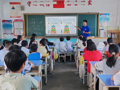 深入基層系童心，情系鄉(xiāng)村奉青春