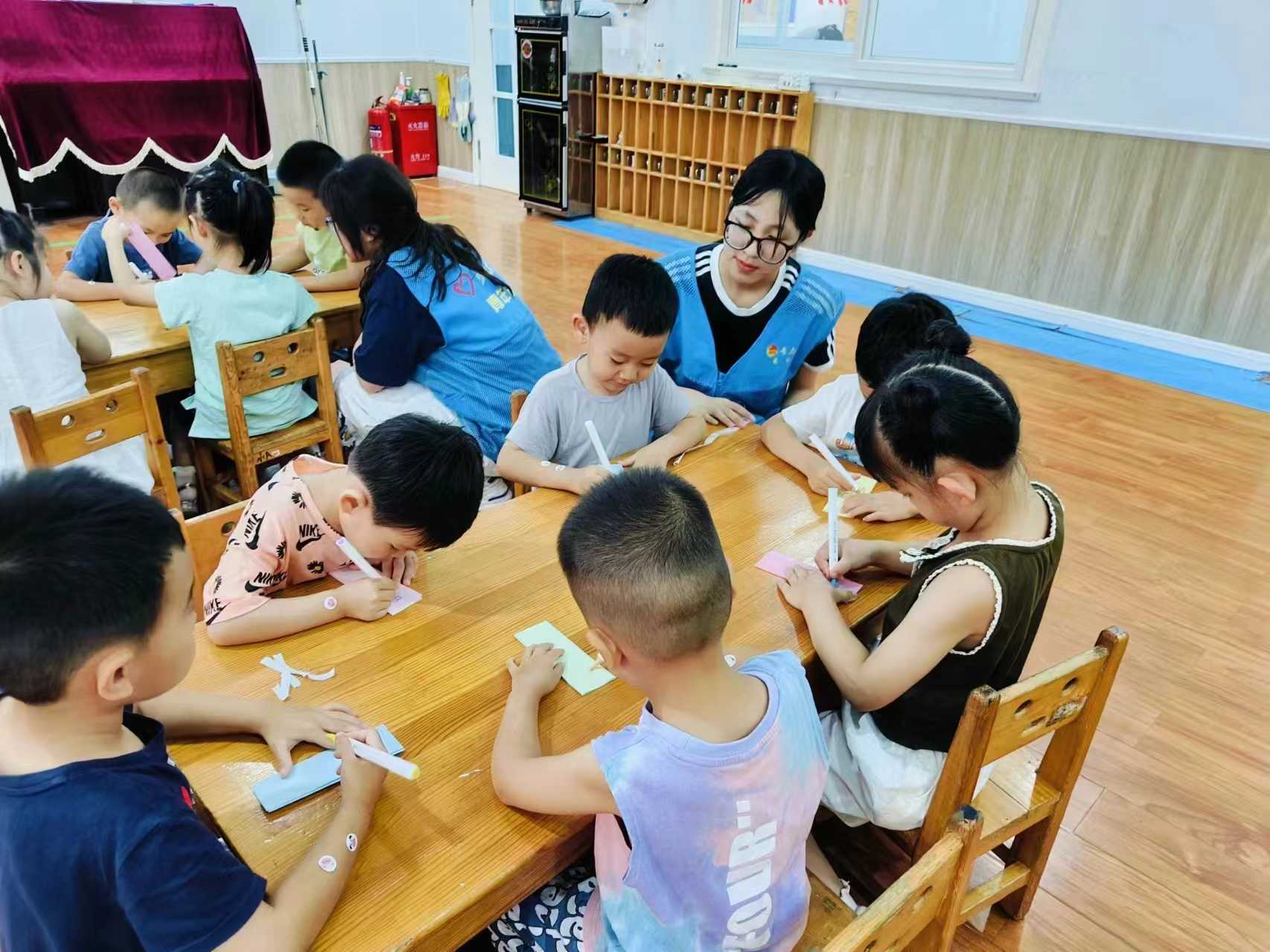 聊城大學藥學院舉辦“彩夢書簽繪心靈 書香飄逸品雅韻”社區(qū)實踐活動