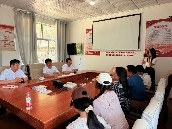 青春腳步丈量鄉(xiāng)村熱土，暖心行動(dòng)托起銀發(fā)暖陽