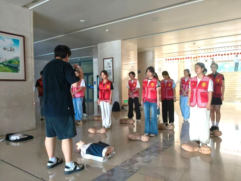 當(dāng)急救藍(lán)遇見服務(wù)橙：大學(xué)生實(shí)踐隊(duì)共筑生命守護(hù)新范式