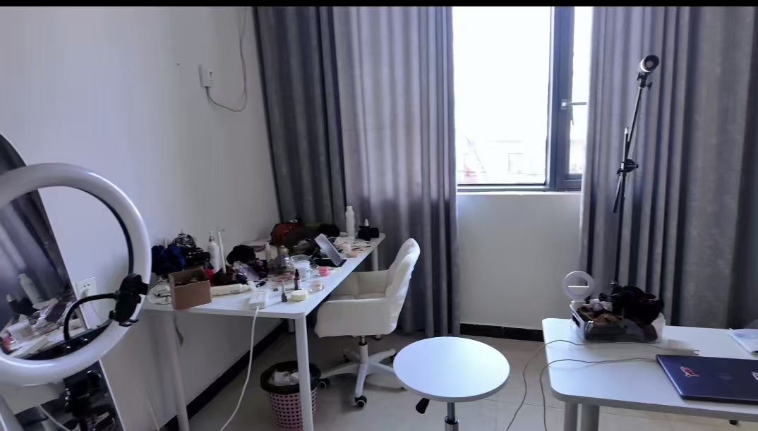 直播賦能鄉(xiāng)村興，青春助農(nóng)顯擔(dān)當(dāng)