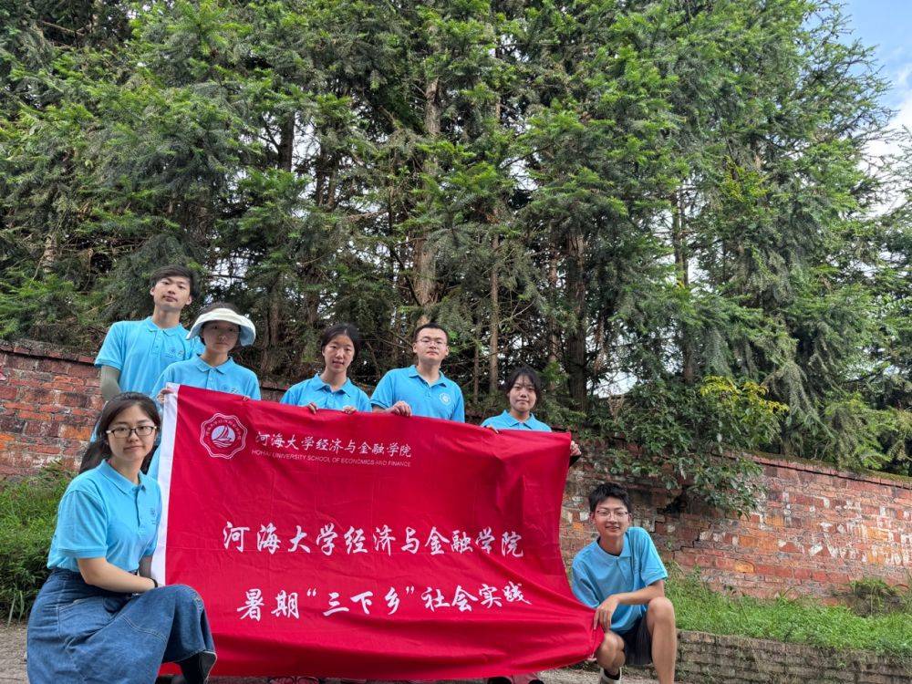 河海大學(xué)調(diào)研團(tuán)南泉山烈士陵園緬懷英烈