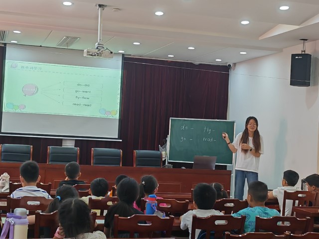 紅燭燃支教，英語啟智行