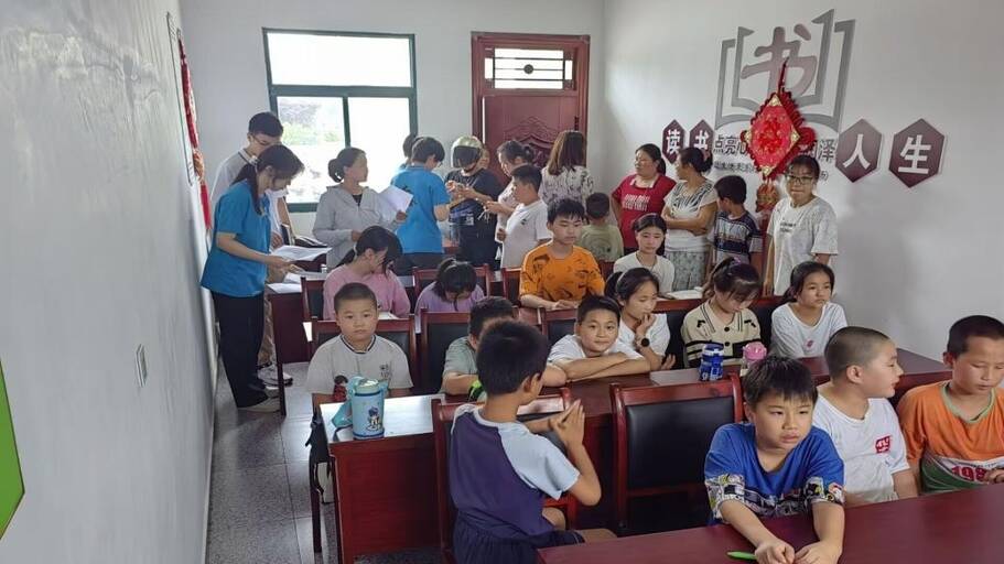 童心相伴，夕陽同輝--同大鎮(zhèn)攜手巢湖學(xué)院共繪‘童心斑斕’公益暑托班畫卷”