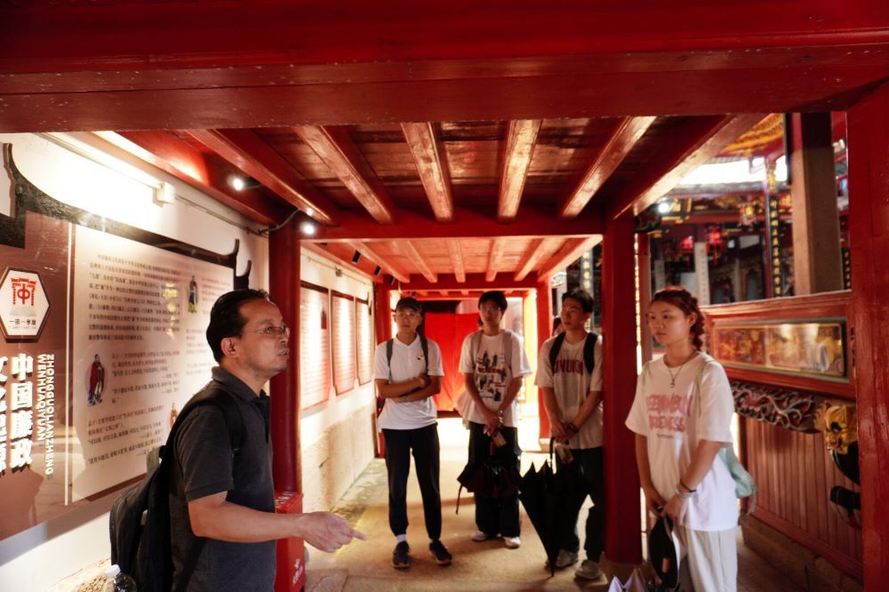 實踐隊員參觀城隍廟