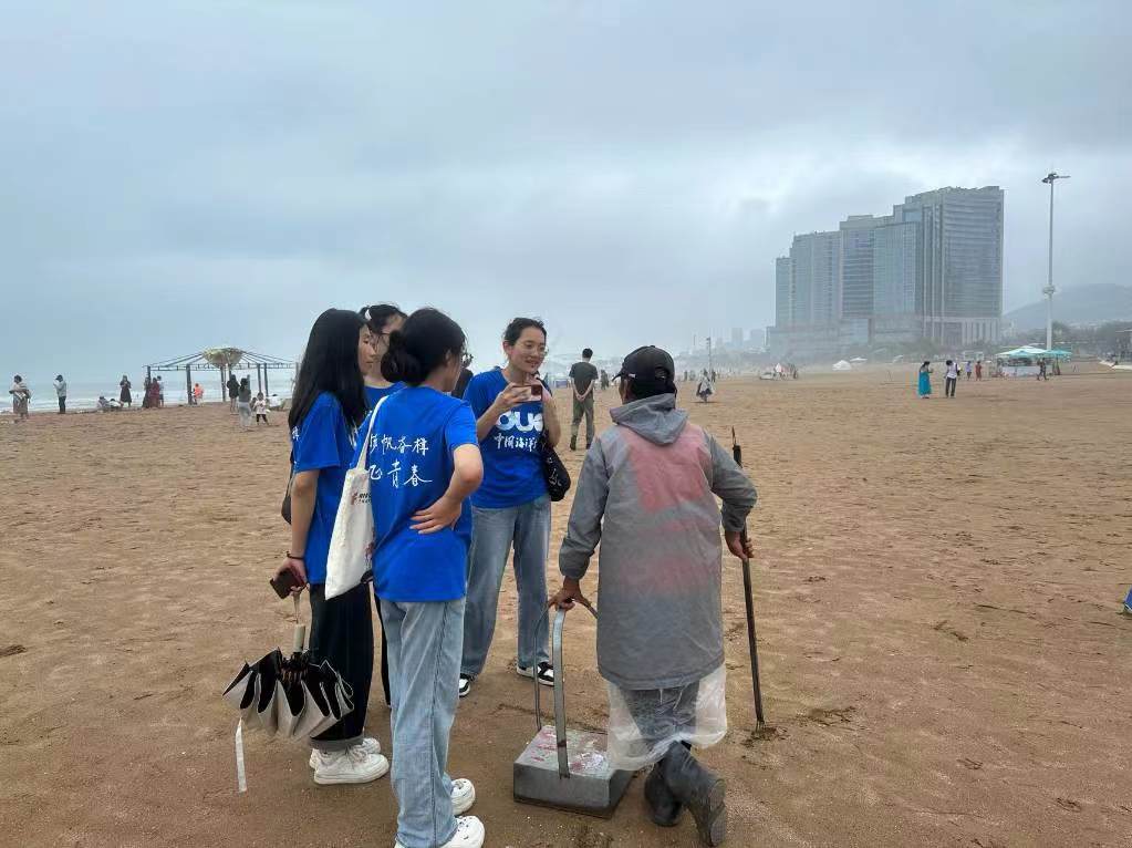 實(shí)踐隊(duì)在采訪工作人員