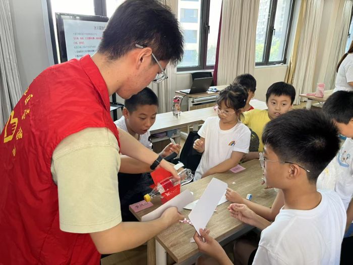 “纖羽傳信”支教隊開展 “點燃科學(xué)夢，厚植航天情”科學(xué)實踐課