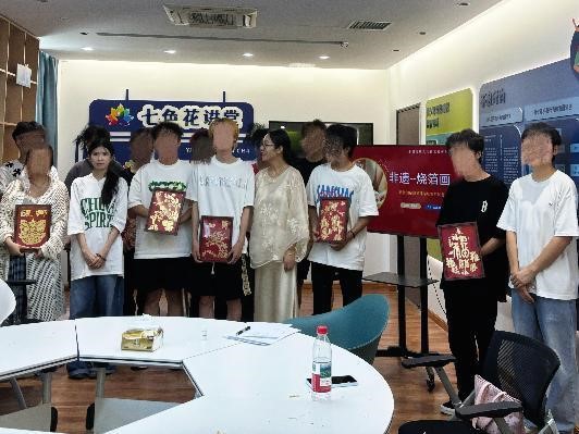 在命運暗處，他們親手貼上第一片金芒