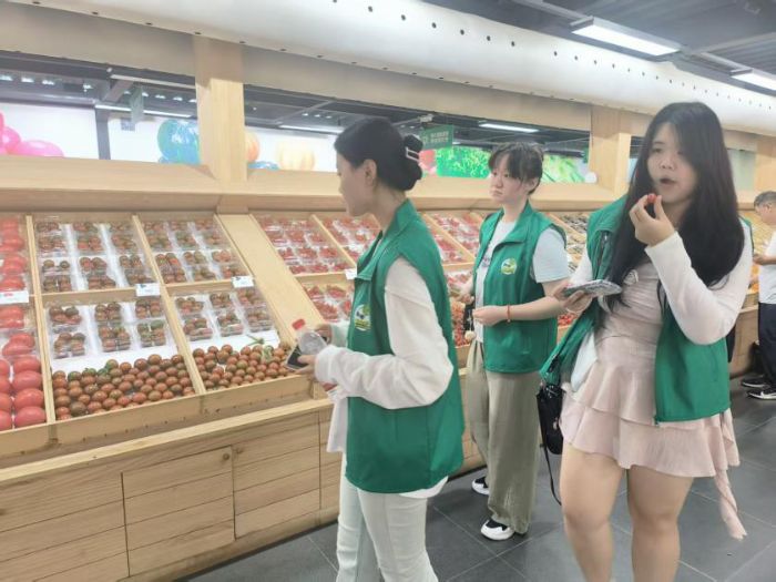 “農(nóng)”“電”融合的鄉(xiāng)村振興路徑探索 ——經(jīng)濟管理學(xué)院云蔬興邦青年行社會實踐隊參觀壽光市蔬菜小鎮(zhèn)和電商基地