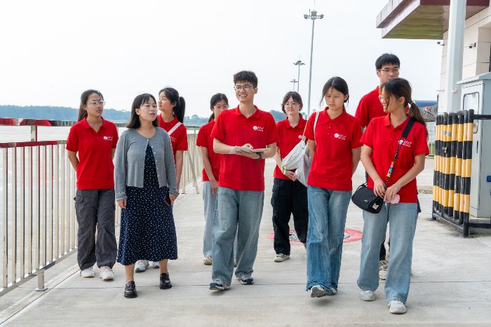 圖片合集 長安大學(xué)赴四川綿陽 涼山“同心共筑中國夢(mèng) 民族團(tuán)結(jié)潤千村”暑期社會(huì)實(shí)踐隊(duì)前往北川永昌機(jī)場(chǎng)進(jìn)行社會(huì)調(diào)研