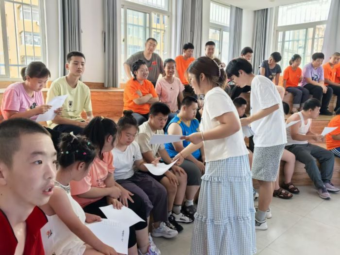 山東大學(xué)“七彩假期·星光伴行”團(tuán)隊(duì)：公益實(shí)踐傳遞科學(xué)與溫暖