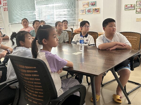 鄉(xiāng)音繞梁傳古韻，親情滿屋話家常