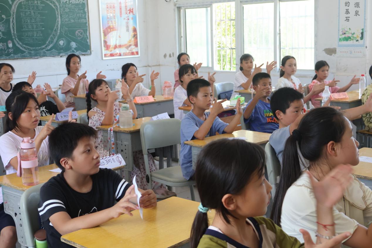 “螢光”支教團特色手語課：點亮無聲世界，傳遞溫暖善意