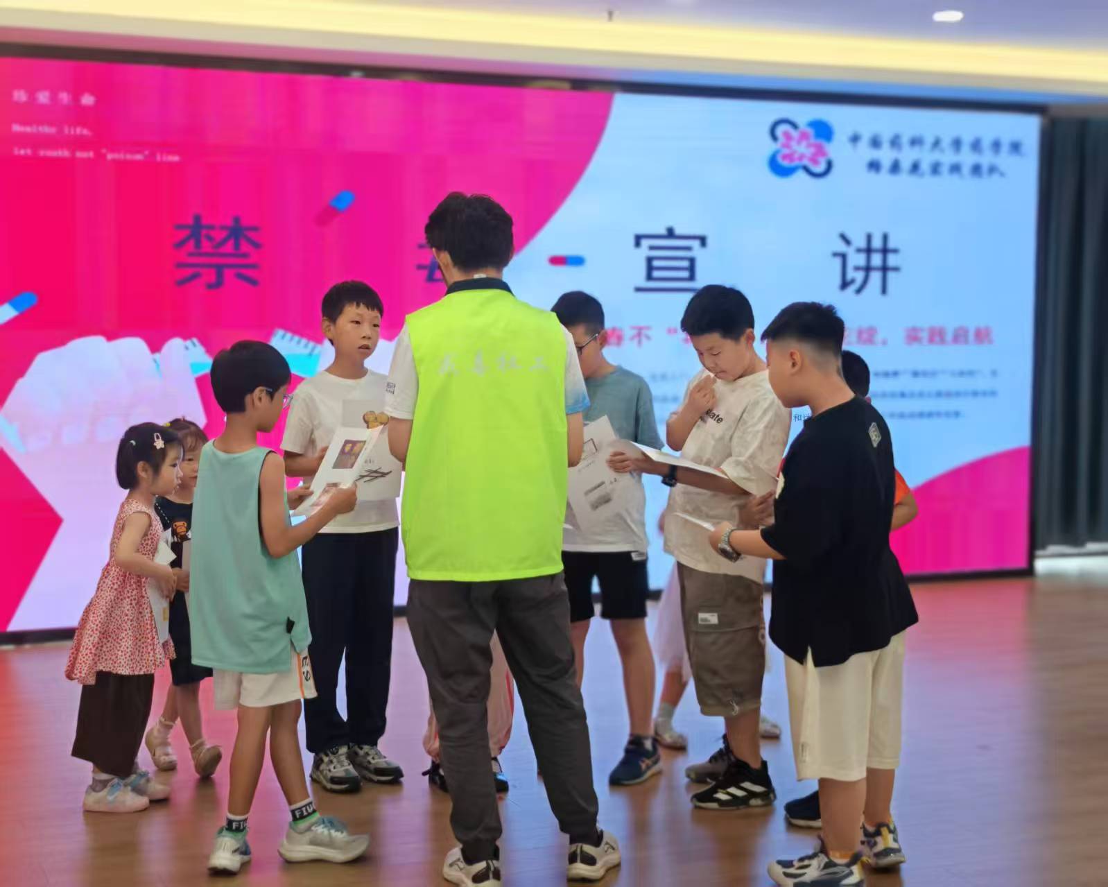 格?；ㄩ_,無毒未來——中國藥科大學(xué)“格桑花”實踐團(tuán)隊三線并進(jìn)筑禁毒長城