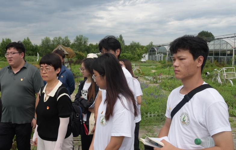 青島農業(yè)大學志愿服務團深入赫伯香草園，探索現(xiàn)代農業(yè)技術與鄉(xiāng)村振興的融合之路