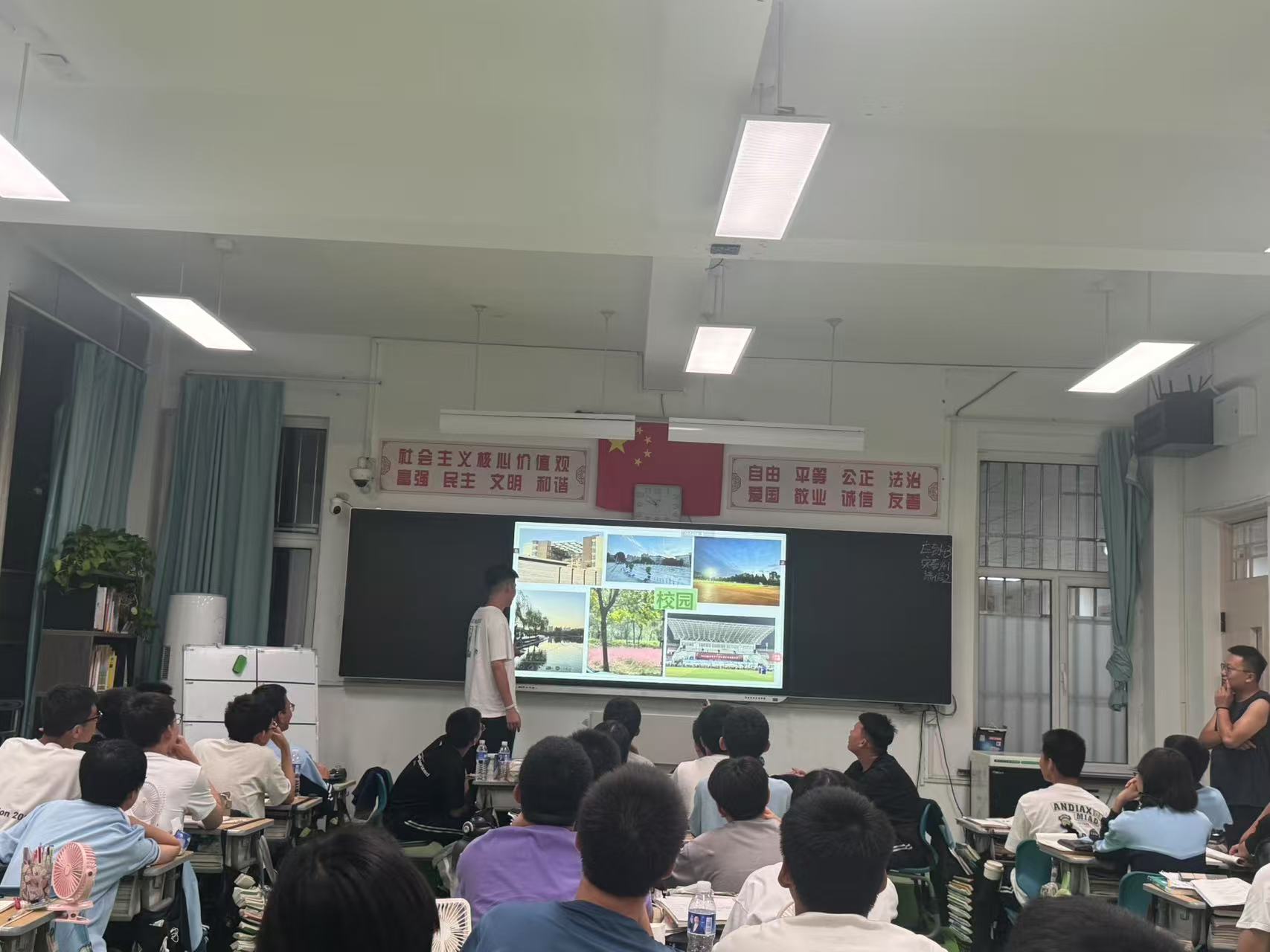 河南工業(yè)大學(xué)社會實踐團(tuán)隊走進(jìn)準(zhǔn)格爾旗一中 助力學(xué)弟學(xué)妹逐夢前行