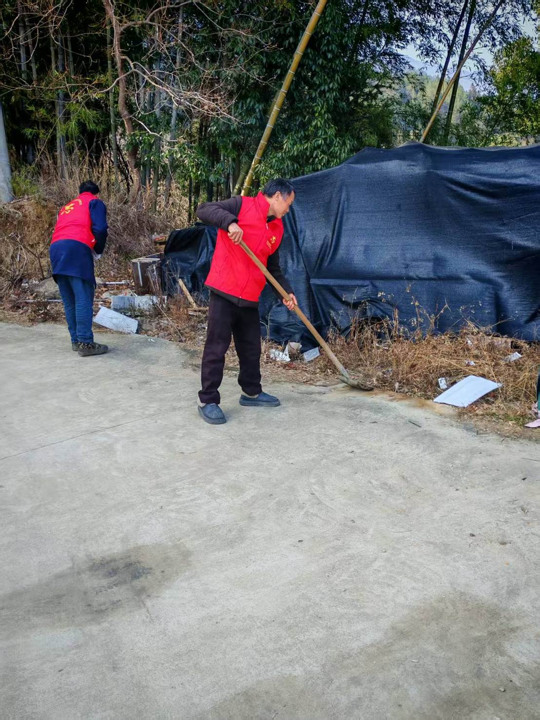 青春暖流融寒冬，清障護路保平安——安徽岳西縣太陽村返鄉(xiāng)大學(xué)生開展“鄉(xiāng)路清障，青春同行”