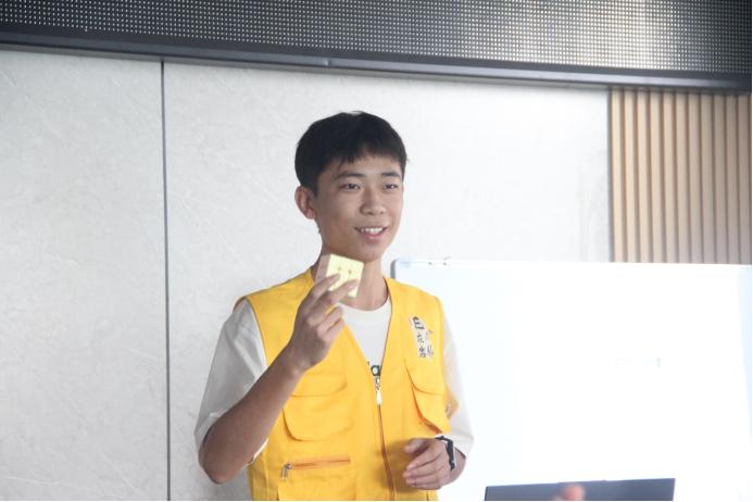 “E在巖外”實踐隊助力數(shù)字素養(yǎng)與技能培訓活動