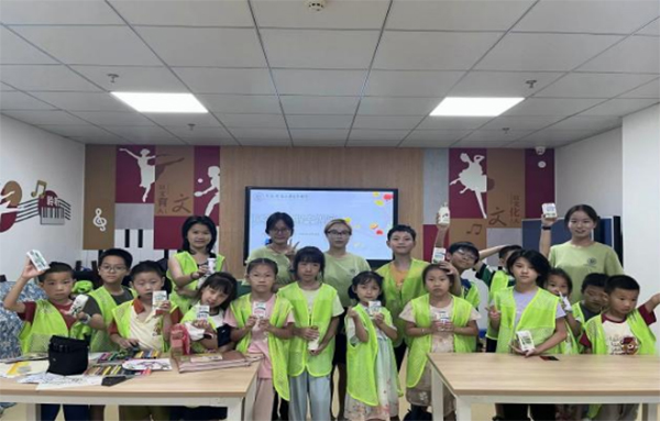 華中農業(yè)大學“食品安全與營養(yǎng)中國行”博士團赴洪山區(qū)書城路青少年空間開展牛奶知識科普活動