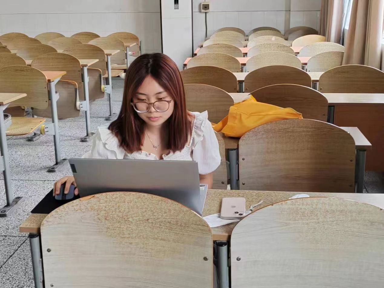 “余”音繞梁綻芳華，“婷”立潮頭寫華章