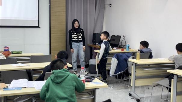 傳統(tǒng)文化實踐課走進社區(qū)，大學(xué)生助力青少年沉浸式感受非遺魅力