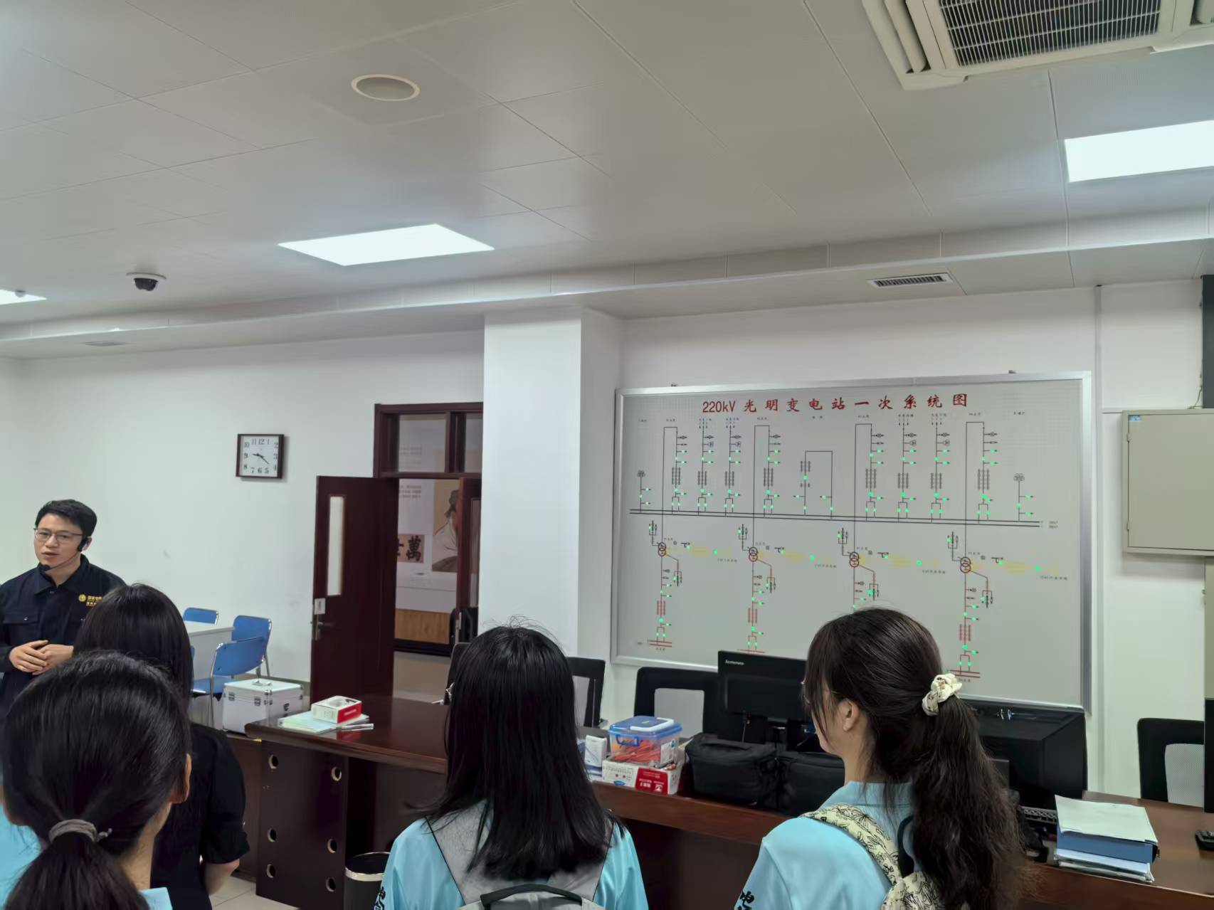 走進調(diào)度中樞，研學(xué)繼電防線——“強電先鋒”調(diào)研團實地走訪電網(wǎng)運行培訓(xùn)部