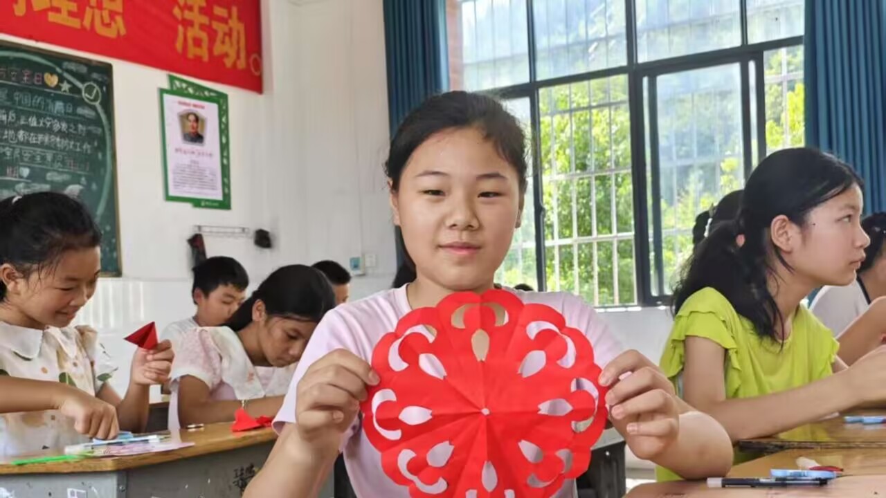 農(nóng)遺逐夢?青創(chuàng)領(lǐng)航 崇陽筑夢志愿服務(wù)隊剪紙課傳承非遺文化