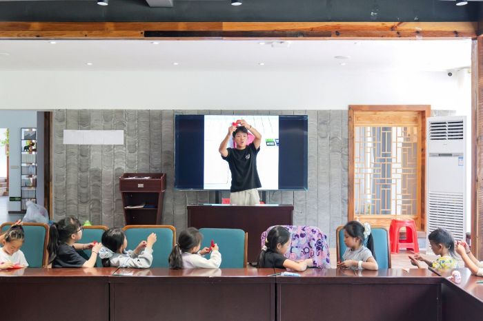 巧手剪春光 窗花映童心｜長(zhǎng)安紅大學(xué)赴貴州畢節(jié)“到祖國(guó)需要的黔方﹒傳長(zhǎng)大薪火的書聲”實(shí)踐隊(duì)“勞·黔力長(zhǎng)技”課程紀(jì)實(shí)。