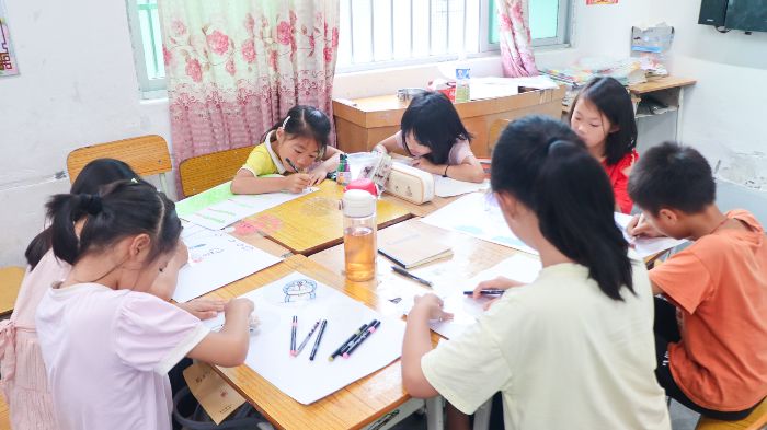 “籽籽同行”突擊隊(duì)開展支教活動(dòng) 以藝術(shù)點(diǎn)亮瑤鄉(xiāng)兒童成長(zhǎng)路