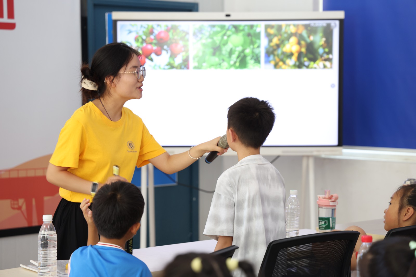 華中農業(yè)大學“食品安全與營養(yǎng)中國行”博士團赴中鐵科工江夏基地愛心托管班開展“水果變變變，營養(yǎng)藏其間——果汁小達人宣講課開課啦”知識科普活動