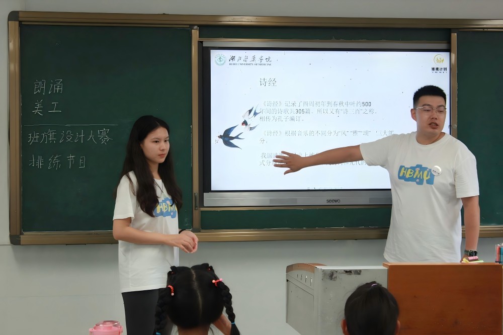 “雛鷹計劃”暑期社會實踐活動順利開展主題活動—— 品傳統(tǒng)文化，誦七十五載盛世中國，以朗誦、紅歌、臉譜為載，鑒中華千年古韻