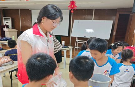 用青春雙手，為傳統(tǒng)文化添“新彩”——非遺漆扇制作實踐