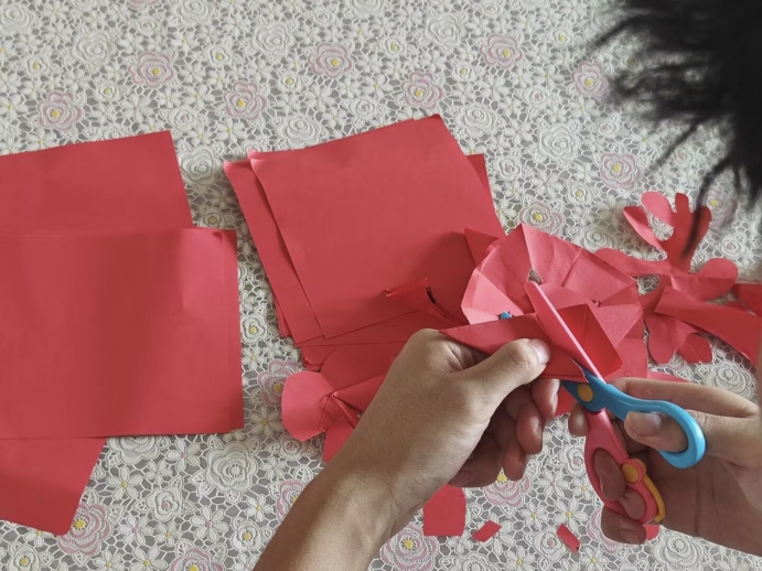 非遺剪紙映匠心 青春實(shí)踐傳薪火——學(xué)藝采聲傳非遺團(tuán)隊(duì)剪紙技藝研學(xué)活動(dòng)