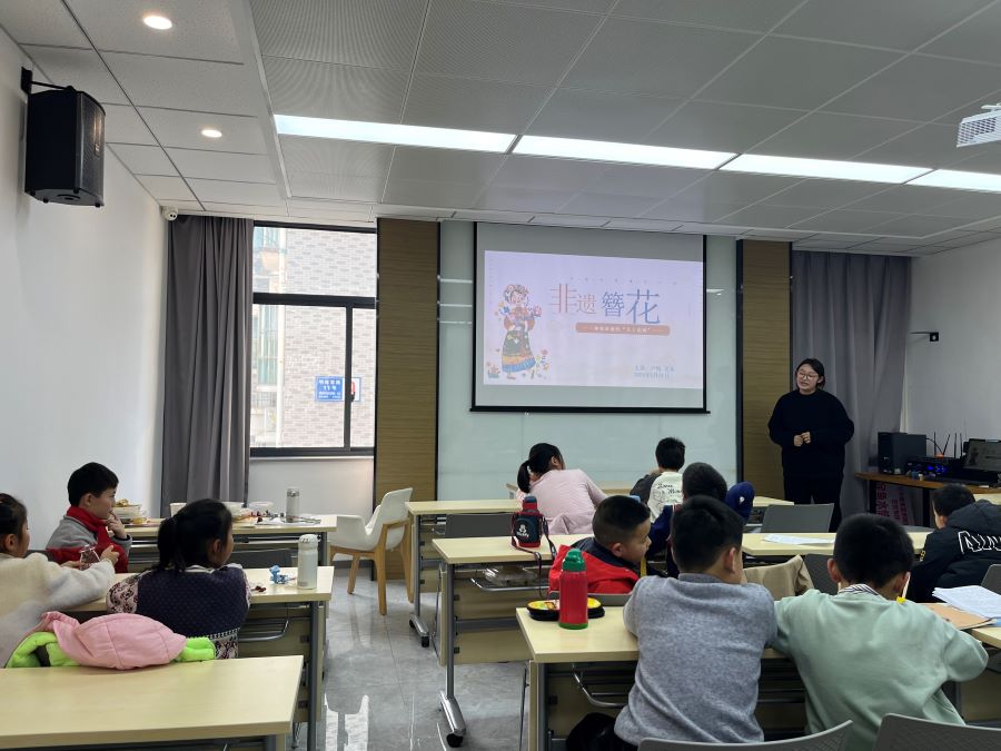 社區(qū)開(kāi)啟傳統(tǒng)文化實(shí)踐課堂，大學(xué)生助力青少年領(lǐng)略非遺風(fēng)采