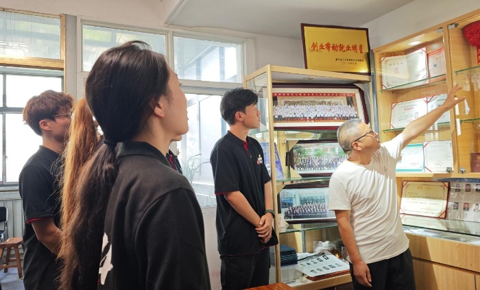 西安外事學(xué)院工學(xué)院暑期三下鄉(xiāng)實(shí)踐團(tuán)指尖初試千年針苗繡館中悟匠心