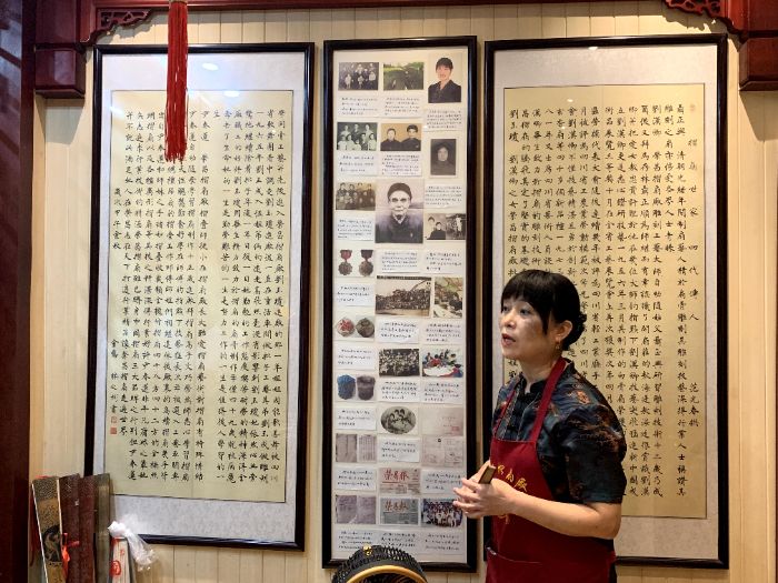 重慶人文科技學(xué)院學(xué)子走近145道工序 榮昌折扇傳承人尹春蓮現(xiàn)場傳技