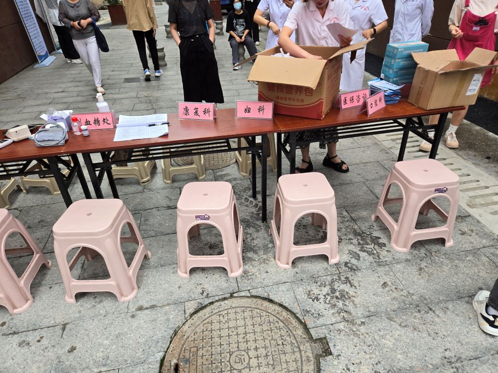 全科醫(yī)學(xué)班在全科診室實(shí)踐學(xué)習(xí)